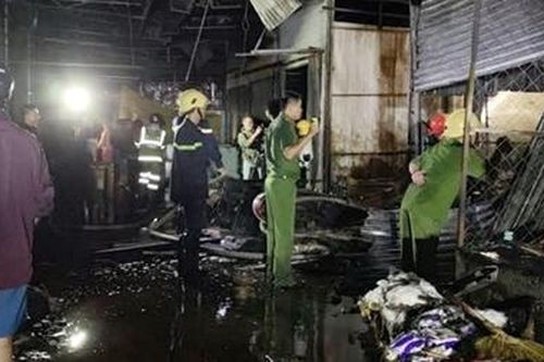 Cháy chợ lúc nửa đêm, hàng loạt ki ốt bị thiêu rụi