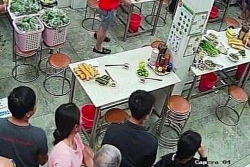 Tiệm phở nổi tiếng Sài Gòn liên tục bị 'khủng bố' bằng sơn, mắm tôm