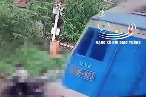 Clip: Người phụ nữ bị tàu hỏa đâm chết khi cố lao qua đường ngang
