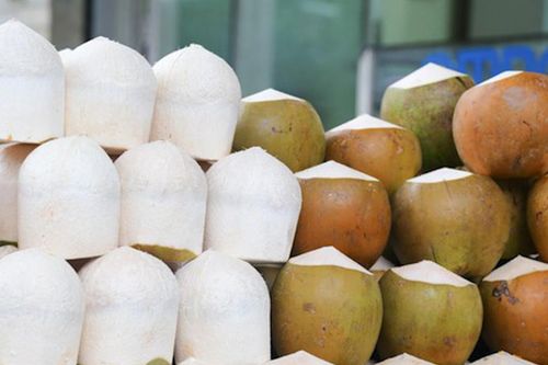 Dừa trắng nõn nhờ tẩy bằng hóa chất bán đầy đường ở Sài Gòn