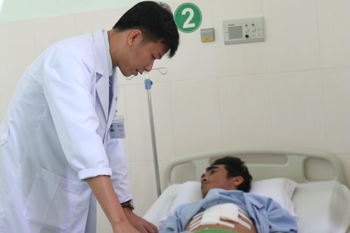 Người đàn ông bị ngã vỡ lách vẫn thản nhiên làm việc