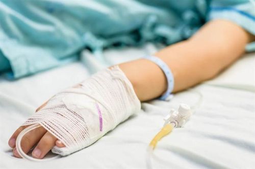 Con gái nguy kịch, cha mẹ từ chối cứu vì lý do 'chết điếng'...