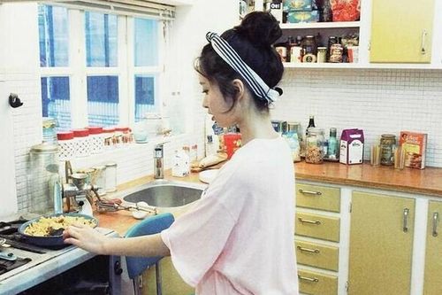 Lên mạng than bạn gái không biết nấu ăn, chàng trai bị 'ném đá' ngược