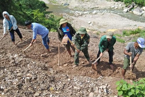 Khắc phục hậu quả sạt lở giao thông do mưa lớn