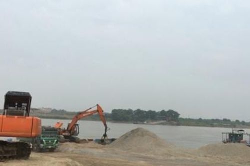 Kim Động (Hưng Yên): Cơ quan chức năng làm ngơ, bến bãi ngang nhiên hoạt động trong mùa mưa lũ