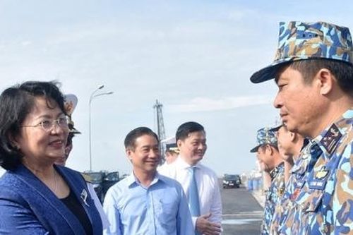 Phó Chủ tịch nước thăm, tặng quà Vùng 2 Hải quân