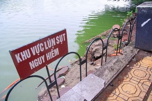 Dựng rào sắt cảnh báo sụt lún nguy hiểm khu bờ kè, đường dạo Hồ Gươm