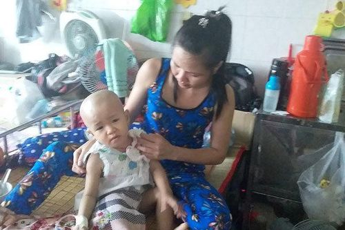 Bé 2 tuổi đau đớn quằn quại vì bệnh nặng