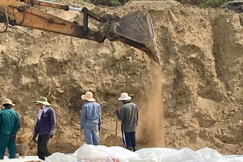 Cận cảnh quá trình dỡ bức tường 'khổng lồ' trên đầu nhà dân