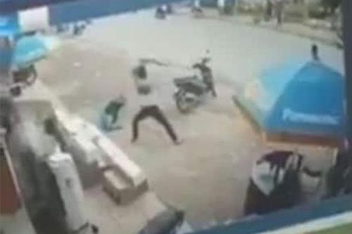 Bảo vệ siêu thị điện máy bị chém nguy kịch ở Hà Nội