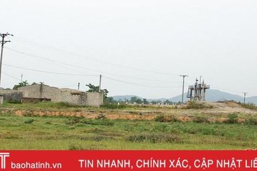 5 năm sân bóng bị doanh nghiệp chiếm dụng, trẻ em phải đá bóng trên đường