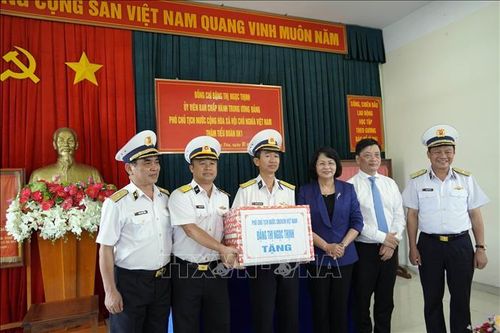 Phó Chủ tịch nước thăm, tặng quà cán bộ, chiến sĩ Vùng 2 Hải quân