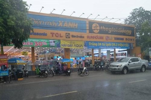 Người dân bàng hoàng kể lại giây phút bảo vệ Điện máy Xanh bị truy sát: 'Đối tượng hung hăng quá, chém đến khi ông ấy gục mới thôi'