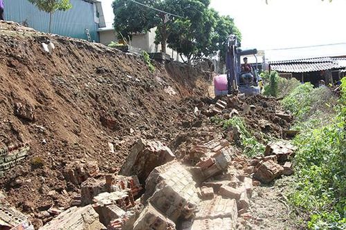 Sông Mã: Đổ tường kè chống sạt lở, hư hỏng nhiều xe máy