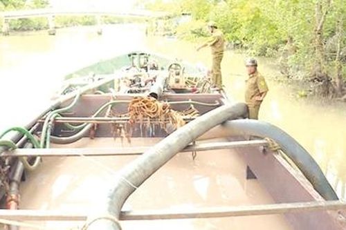 Xử lý nghiêm phương tiện khai thác cát trái phép trên sông
