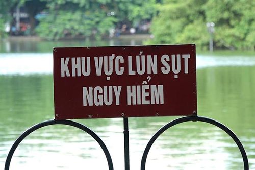 Đã lắp biển cảnh báo, lập hàng rào tại những vị trí kè hồ Hoàn Kiếm xuống cấp