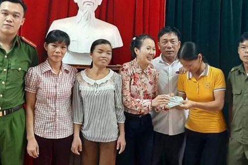 Vinh danh 3 người phụ nữ nghèo ở Hà Tĩnh nhặt được gần 50 triệu đồng tìm người trả lại
