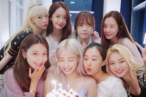 Các cô gái SNSD khoe ảnh xinh đẹp trong ngày sinh nhật Tiffany