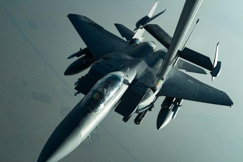 F-15 mang bom chùm tới vịnh Ba Tư trị 'chiến thuật bầy đàn' Iran