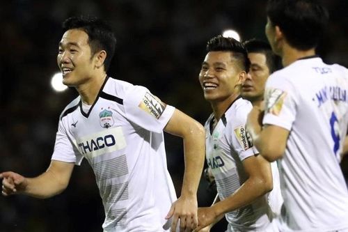 Trở về HAGL, Xuân Trường chiếm 'spotlight' trên trang của đồng đội