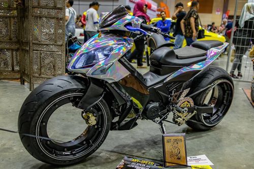 Xe côn tay phổ thông độ phong cách 'xe không vành' độc đáo