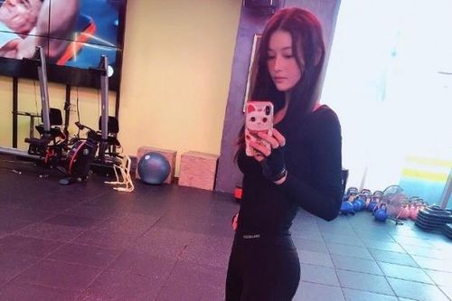 Trương Hinh Dư khoe vòng eo con kiến sau 3 tháng sinh con