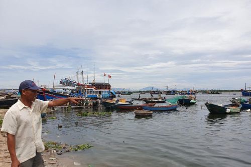 Sụt lún bất thường ở lòng sông Thu Bồn: Cắm biển cảnh báo nguy hiểm khu vực bị sụt lún