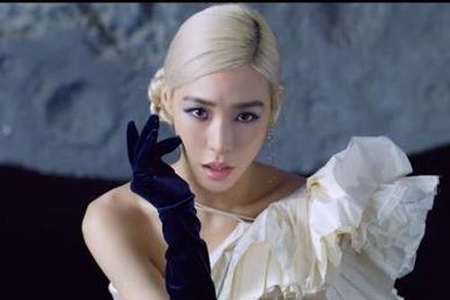 Tiffany Young của SNSD lại mê hoặc khán giả trong MV comeback 'Magnetic Moon'