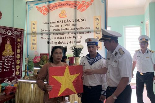 Lực lượng Hải quân đồng hành với ngư dân vươn khơi bám biển