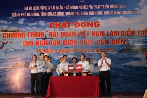 Hải quân Vùng 3 làm điểm tựa cho ngư dân miền trung vươn khơi, bám biển