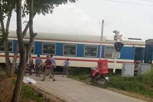 Rợn người khoảng khắc người phụ nữ sang đường bị tàu hỏa đâm tử vong