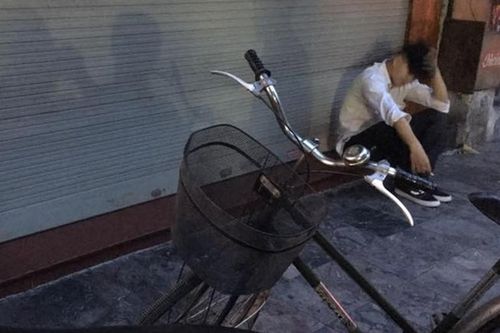 Chàng trai bị đá vì quên tặng quà bạn gái ngày...'Quốc tế son môi'