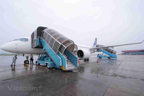 Cận cảnh Airbus 'chào hàng' máy bay A220 loại nhỏ tại Việt Nam