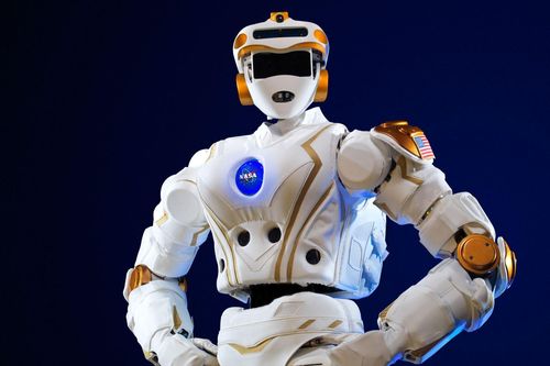 Con người phân biệt chủng tộc với cả robot