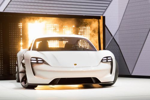 Nhận hơn 30.000 đơn đặt trước, siêu xe điện Porsche Taycan có gì đặc biệt?