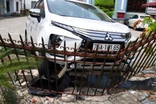 Chính trị - Xã hội Pháp luật - Cuộc sống Người rút tiền ở cây ATM hốt hoảng khi xe ô tô mất lái lao tới