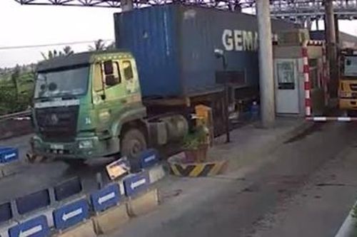 Vô tư nối đuôi nhau vượt trạm BOT quốc lộ 10 trốn phí