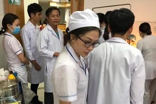 Bác sĩ khoa ngoại... trở thành 'ông mụ' bất đắc dĩ