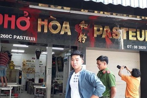 Không trả nợ thay em rể, quán phở 50 năm tuổi ở Sài Gòn bị 'khủng bố' bằng chất thối, thực khách hứng đủ