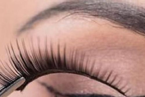 Chuyên gia cảnh báo chị em cảnh giác với sở thích gắn mi giả