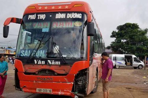 Kinh hoàng xe khách mất lái lao vào chợ đâm 5 người thương vong