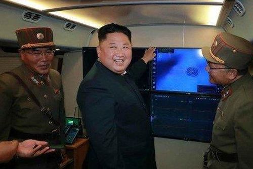 Ông Kim Jong Un giám sát thử nghiệm tên lửa mới của Triều Tiên