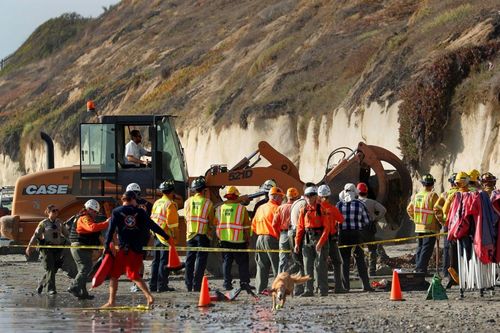 3 người chết vì vách đá bất ngờ sập xuống bãi biển California