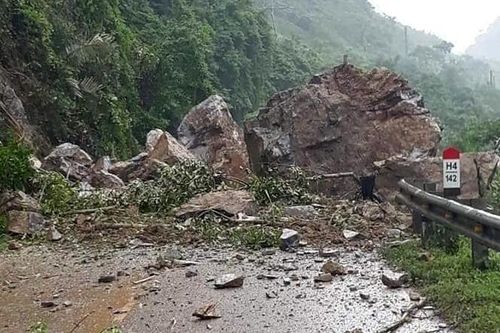 Bà chết, cháu bị thương trong vụ sạt lở đất đá