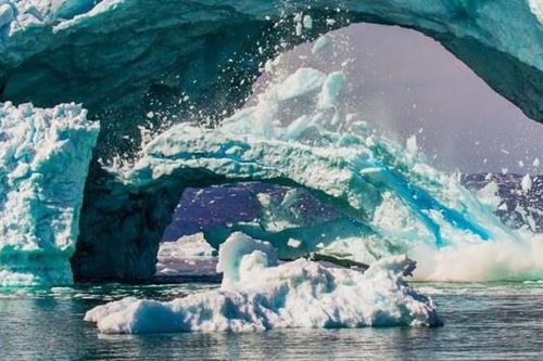 Greenland mất 11 tỷ tấn băng trong một ngày, bằng với 4,4 triệu bể bơi