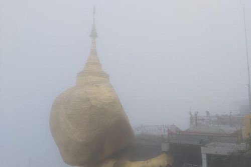 Bí ẩn ngôi chùa thiêng trên tảng đá dát vàng phá vỡ mọi nguyên tắc trọng lực ở Myanmar