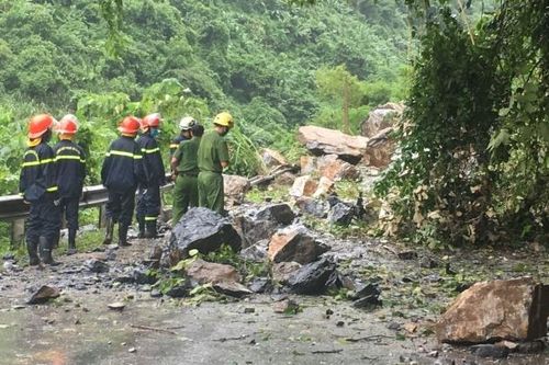 Lở đá vùi xe máy ở Bắc Cạn, bà tử vong, cháu bị thương nặng