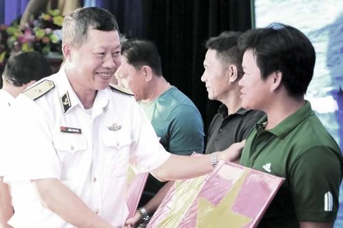 Hải quân làm điểm tựa cho ngư dân vươn khơi bám biển