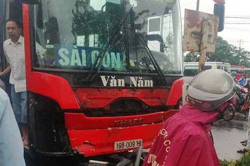 Xe khách tông liên hoàn, 5 người thương vong