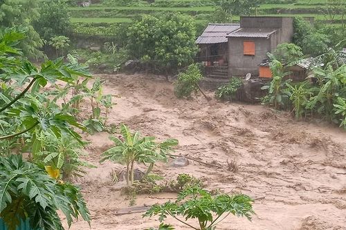 Mưa lớn cuốn trôi người, gây chia cắt nhiều nơi tại huyện Mường Lát